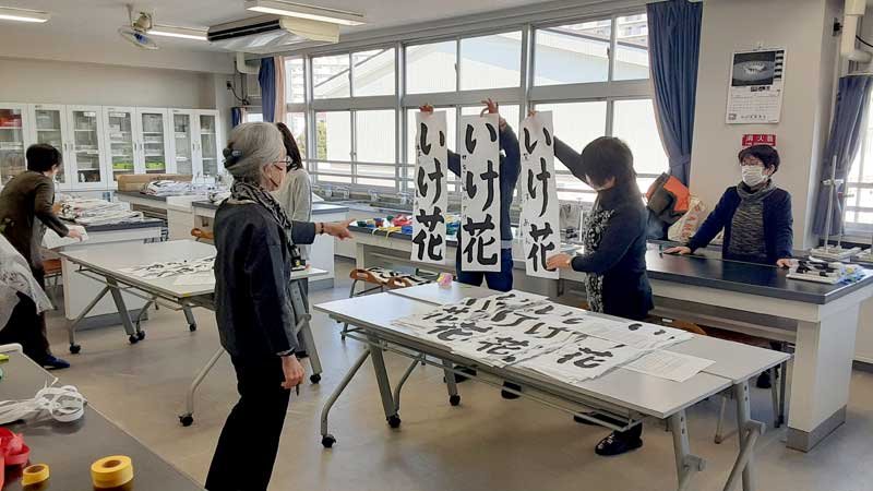厳正に審査を進める審査員ら＝浦安市