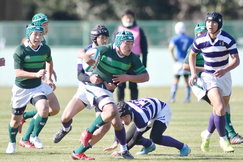 検見川－専大松戸　前半、敵陣を突進する専大松戸の佐藤（中央）＝県総合ＳＣ