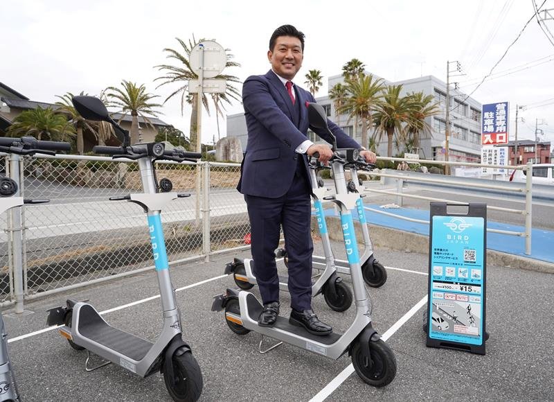 電動キックボードに乗るＢＲＪの宮内社長＝２１日、勝浦市
