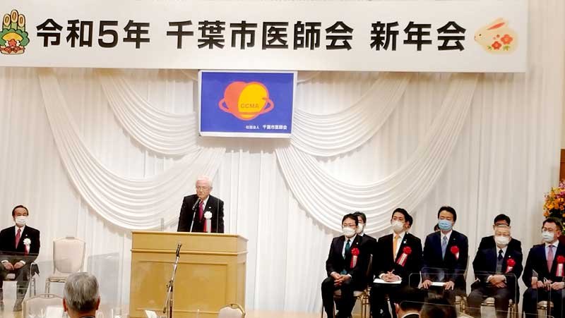 「千葉市医師会新年会」であいさつする斎藤博明会長＝千葉市中央区のホテル