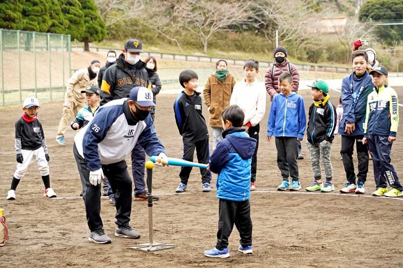 荒井さんの指導でティー打撃を楽しむ子どもたち＝２２日、御宿町営野球場