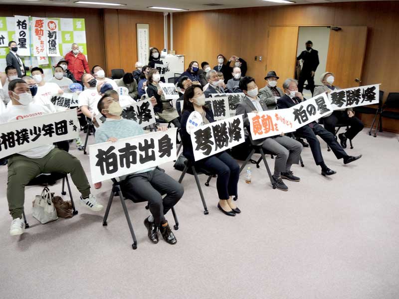 琴勝峰関が敗れ、集まった市民らからため息が漏れた＝２２日、柏市役所