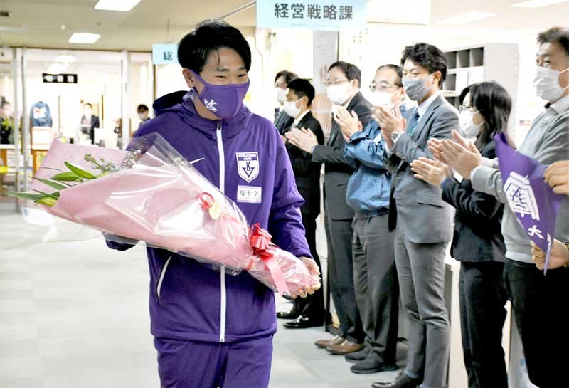 多くの富里市職員に歓迎される篠原選手＝市役所