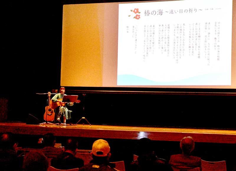 新曲「椿の海～遠い日の祈り～」を初披露するｃｏｙｏｍｉさん＝東庄町
