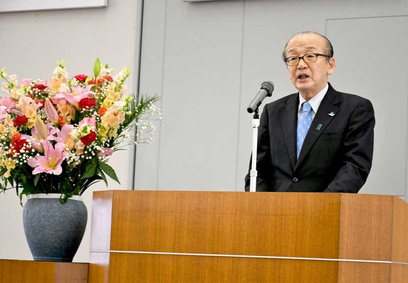 成田市職員を前に５期目の意気込みを語る小泉市長＝２３日、市役所
