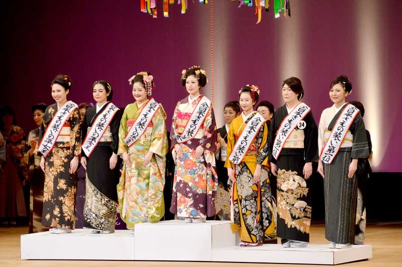 全日本きもの装いの女王、準女王、第１位に輝いた出場者＝県文化会館