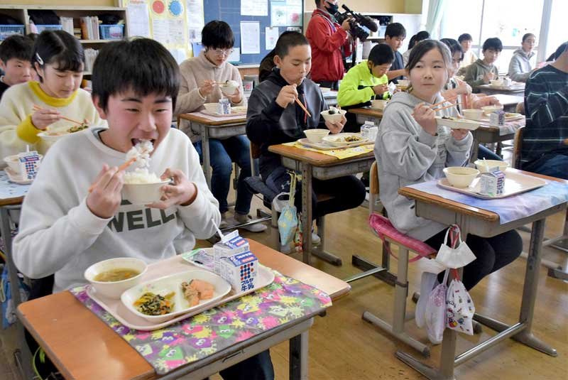 「大匝瑳膳」の給食を味わう小学生＝匝瑳市