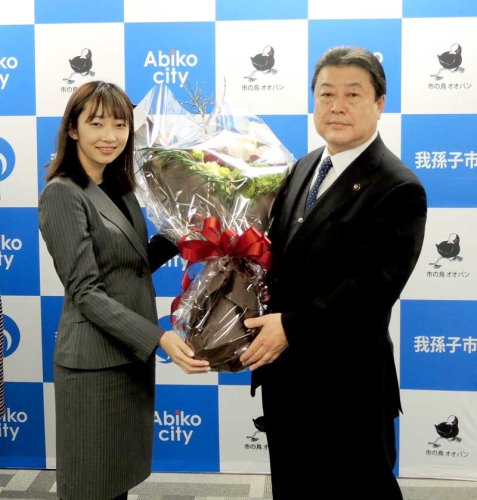 我孫子市長に５選後の初登庁で職員から花束を受け取る星野氏＝２３日、同市役所