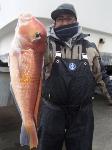 保田沖で釣り上げた４６センチのアマダイ（写真は「村井丸」提供）
