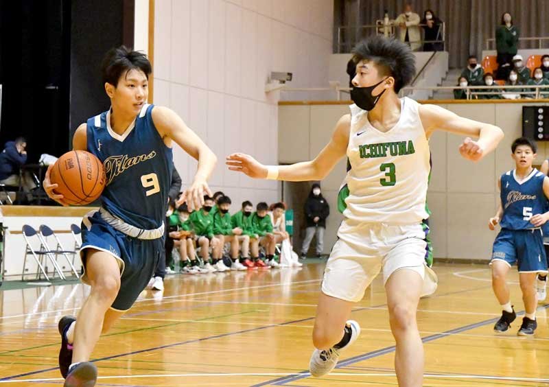 市船橋－拓大紅陵　第３クオーター、ドリブルで攻め込む拓大紅陵の竹内豪（９）＝２２日、八日市場ドーム
