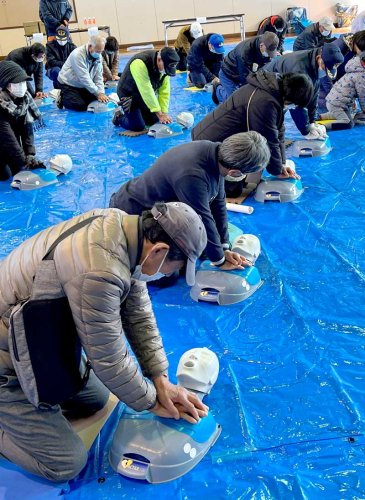 防災訓練に参加し、心肺　蘇生法を学ぶ住民＝市原　市の旧富山小学校
