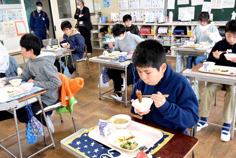 マイワシを使った給食をほおばる児童＝２４日、銚子市