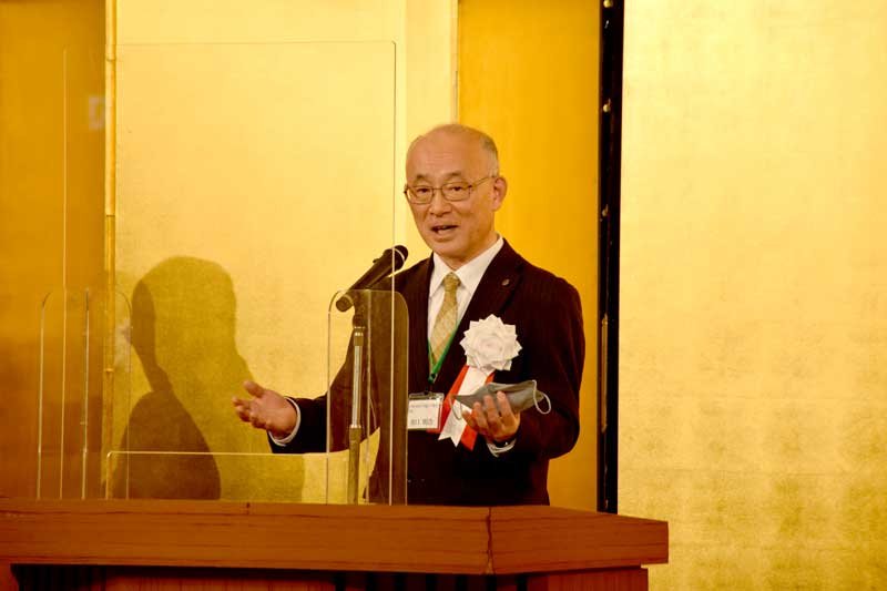 賀詞交歓会であいさつする川口会長＝２３日、千葉市中央区