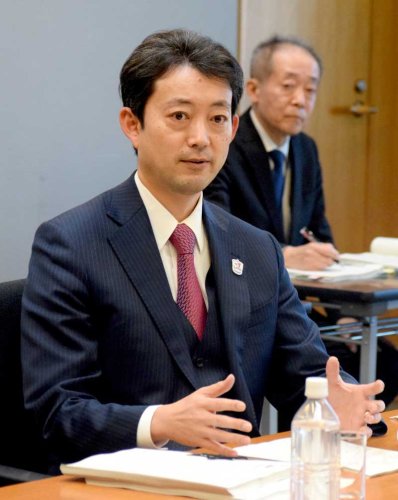 千葉県の２３年度当初予算案を発表する熊谷知事＝２５日、県庁