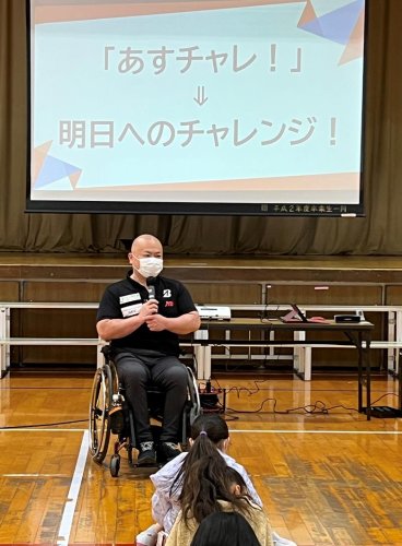 児童にチャレンジする大切さを呼びかける馬島選手＝市原市の辰巳台西小学校
