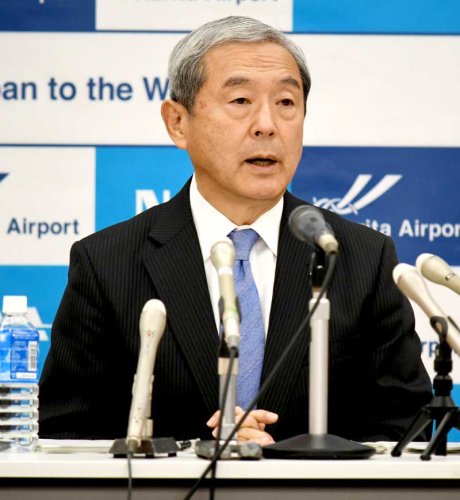 成田空港の２０２２年の運用状況を説明するＮＡＡの田村社長＝２６日、成田市
