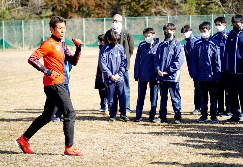 講演後、中学生に走り方を教えるプロトライアスリートの福元さん＝大多喜町の三育学院中