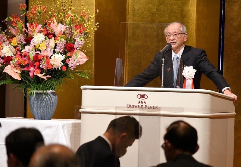 成田商工会議所の賀詞交歓会であいさつする諸岡会頭＝成田市
