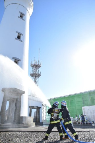 放水訓練に取り組む消防隊員ら＝銚子市
