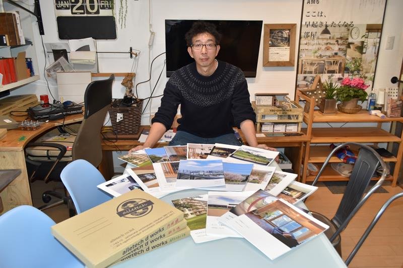 これまで携わった事業は全てパンフレットにまとめているという佐藤さん＝酒々井町
