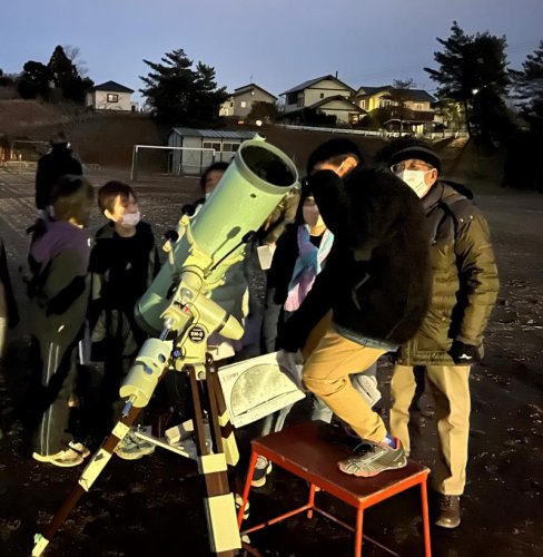 望遠鏡で天体観測する児童ら＝２６日夜、香取市立瑞穂小学校
