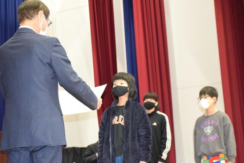 米本弥一郎市長（左）から表彰状を受け取る受賞者＝旭市
