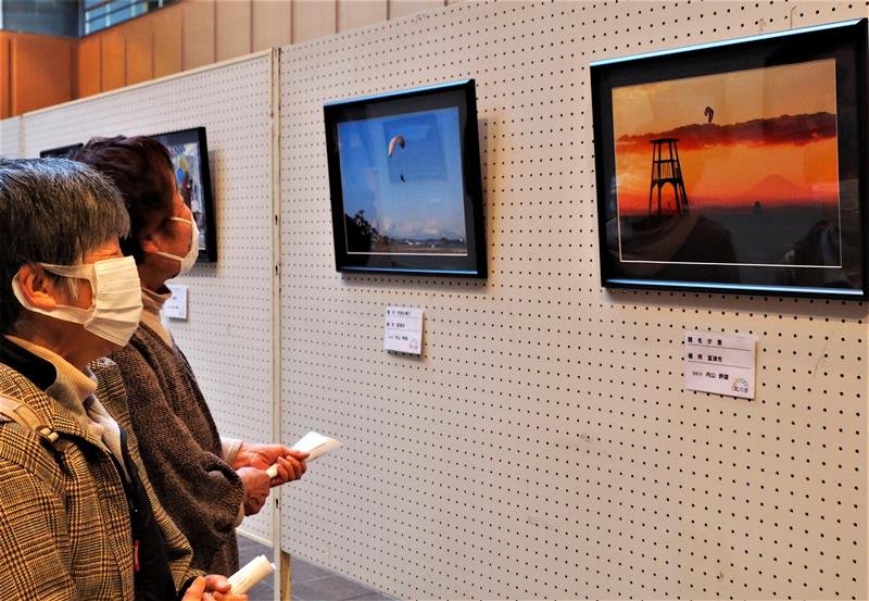 日頃の成果を披露している「虹の会」会員写真展＝富津市
