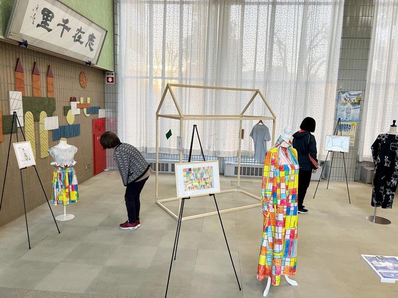 福祉事業所利用者らの絵を洋服やキーホルダーにデザインした作品展「つなぐ展」＝多古町
