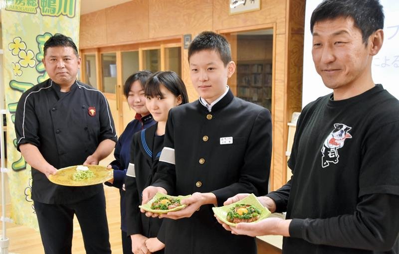 料理を考案した生徒と、商品化した「ＣａＳａ」の中沢さん（左）、「カネシチ水産」の青木征一郎さん（右）＝鴨川市
