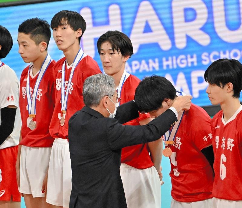 ３位の表彰を受ける習志野の選手たち＝東京体育館