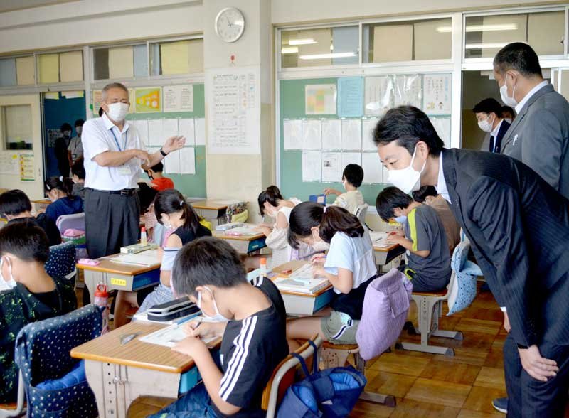 専科教員（左）による算数の授業を視察する熊谷知事（右手前）＝昨年７月、船橋市