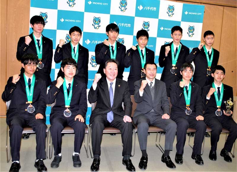 全国高校駅伝３位のメダルを提げ、地元で喜びの報告を行った八千代松陰高の選手たち＝八千代市役所