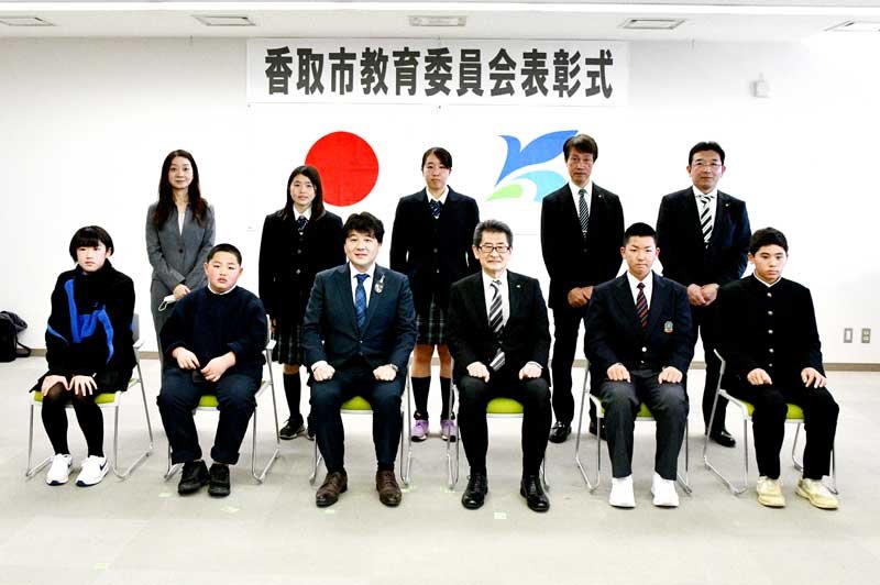 市長特別表彰の受賞者ら＝香取市役所