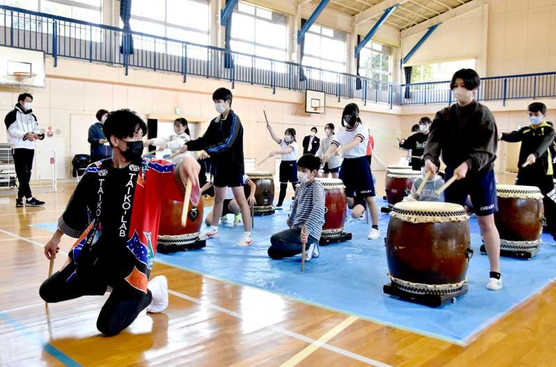 力強く和太鼓を演奏する児童ら＝いすみ市