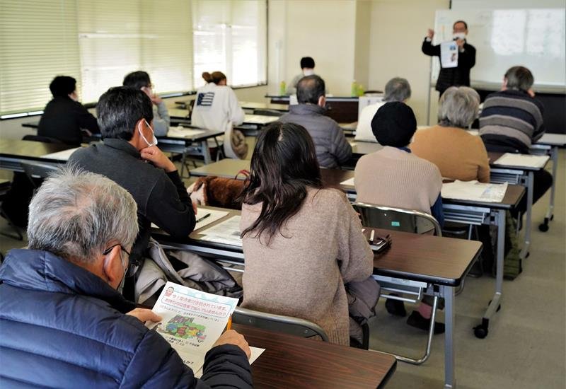 不動産業者の説明に耳を傾ける空き家所有者たち＝いすみ市役所
