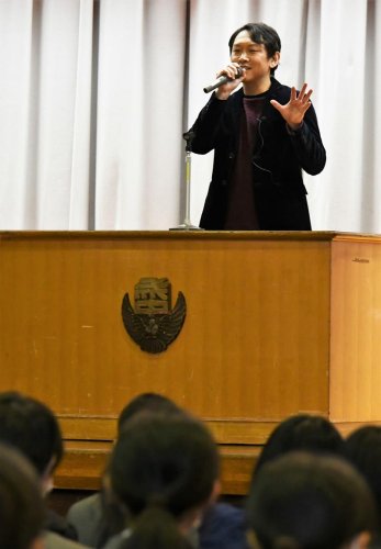 成田市立成田中生徒を前に講演するＹｕｋｉ　Ｓａｉｔｏ監督
