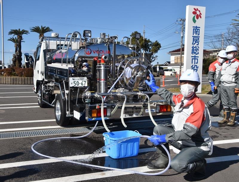 南房総市水道局に配備される加圧式給水車＝同市役所
