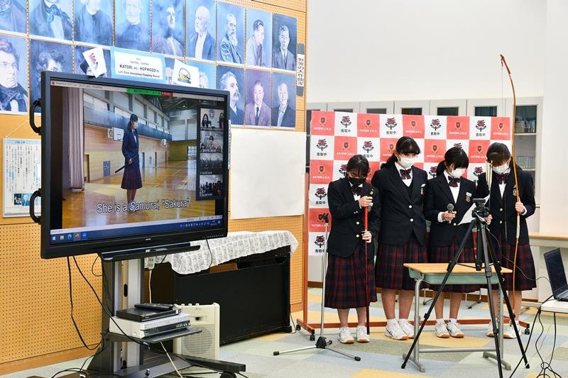 サイパンの生徒に日本の文化を紹介する香取中生徒ら＝香取市

