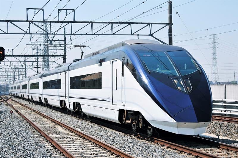 成田空港と東京都心を結ぶ有料特急「スカイライナー」（京成電鉄提供）
