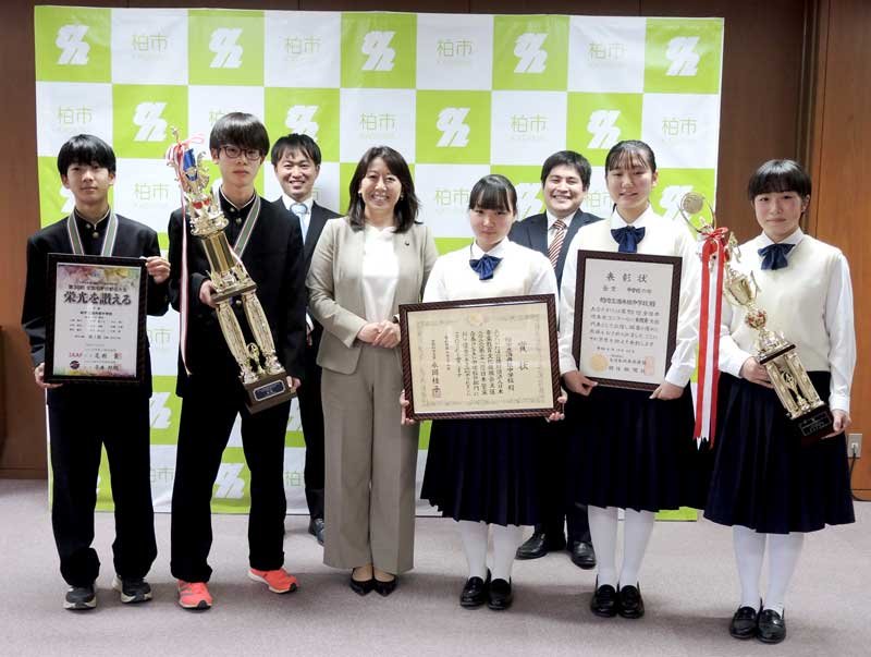 太田市長（前列左から３人目）に全国制覇を報告した柏市立酒井根中駅伝部と吹奏楽部の３年生たち＝同市役所