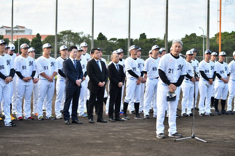 キャンプインセレモニーであいさつする千葉ロッテの吉井監督（２１）＝沖縄県石垣市