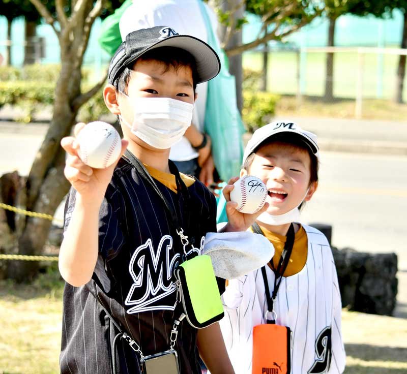 佐々木朗からサインをもらい、笑顔の子どもたち