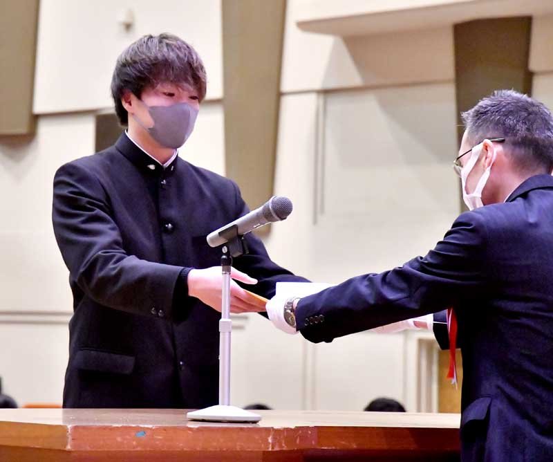 表彰を受ける市川の蔵本大和＝千葉女高