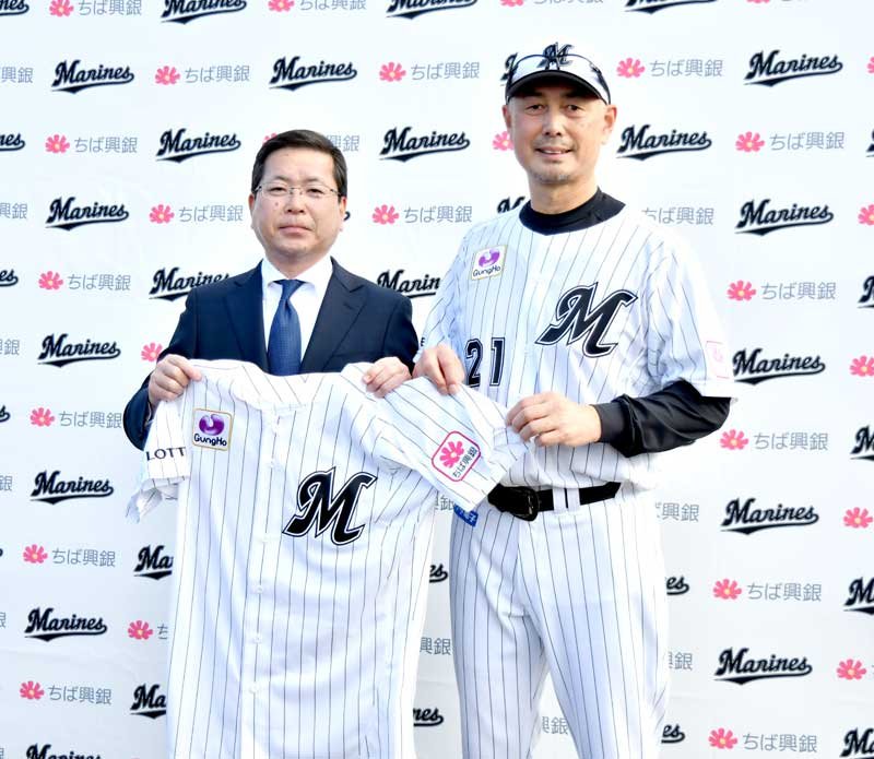 千葉興銀の梅田頭取（左）と吉井監督