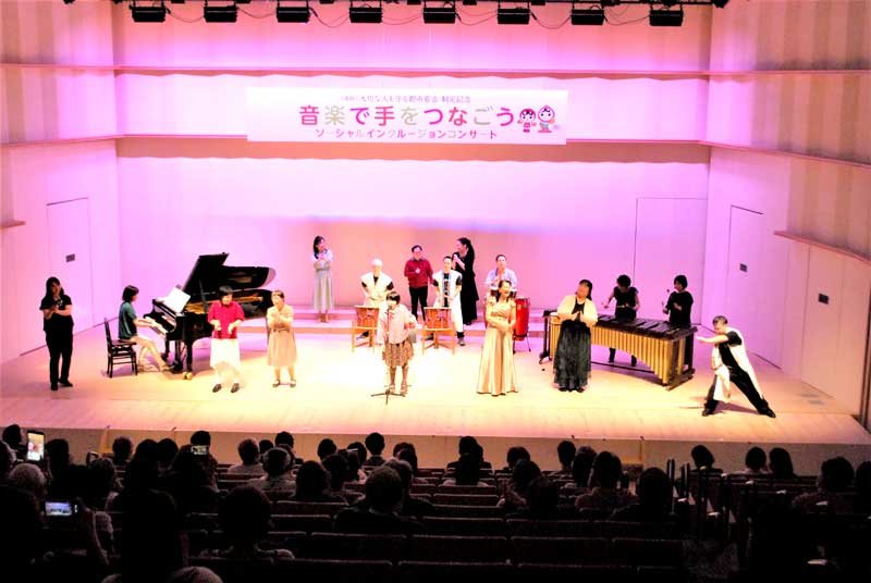障害の有無を超えて演奏者が共演したコンサート＝習志野市