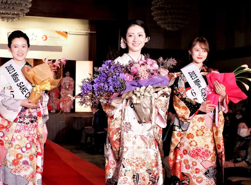 グランプリに決まった斎藤さん（中央）と準グランプリの洞口さん（左）、河辺さん（右）＝木更津市