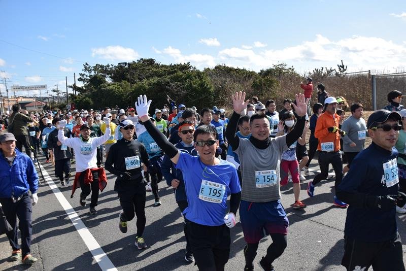 笑顔でスタートするハーフマラソンの参加者＝５日、旭市
