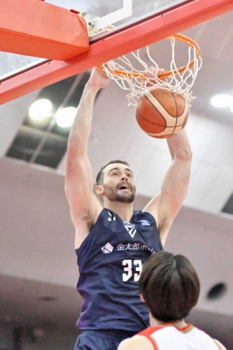 千葉Ｊ―名古屋Ｄ　第２クオーター、ダンクシュートを決める千葉Ｊのムーニー＝船橋アリーナ