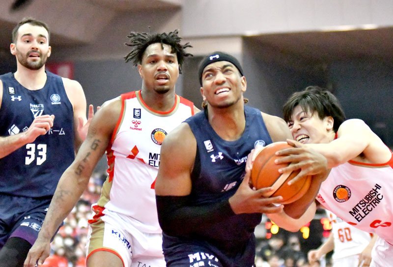 千葉Ｊ―名古屋Ｄ　第２クオーター、ゴール近くでボールを奪い合う千葉Ｊのスミス（右から２人目）＝船橋アリーナ