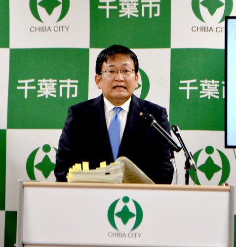 ２０２３年度当初予算案について会見で説明する神谷俊一市長＝１３日、千葉市役所